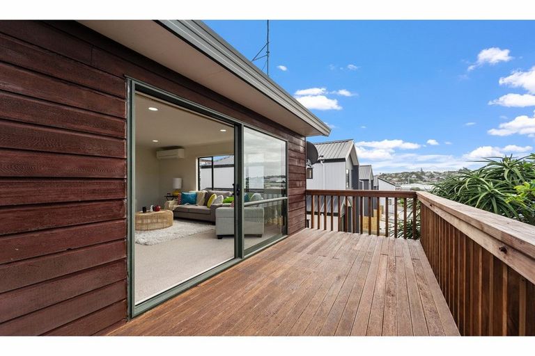 Photo of property in 2/5 Anne Road, Hillcrest, Auckland, 0627
