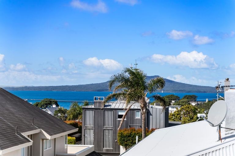 Photo of property in 1/24 Ocean View Road, Milford, Auckland, 0620