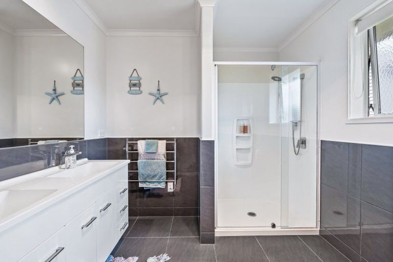 Photo of property in 25 Waitemata Drive, One Tree Point, 0118