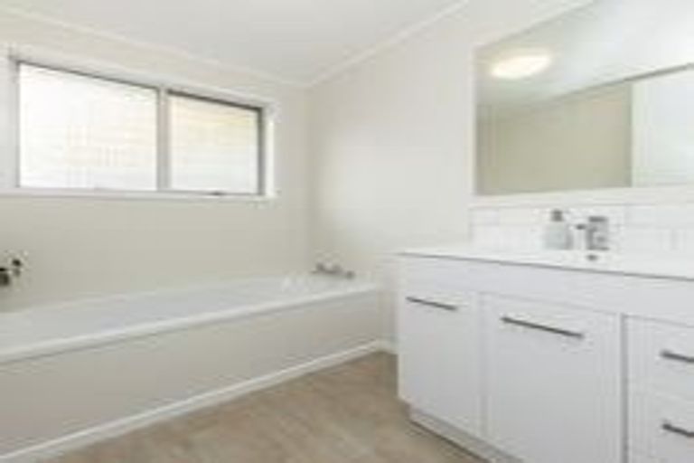 Photo of property in 14 Chantal Place, Red Hill, Papakura, 2110