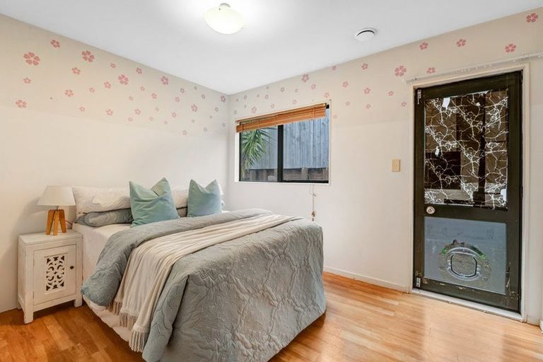 Photo of property in 1/21 Jumento Place, Unsworth Heights, Auckland, 0632