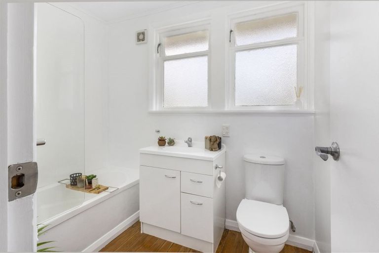 Photo of property in 2a Taupiri Crescent, Titahi Bay, Porirua, 5022