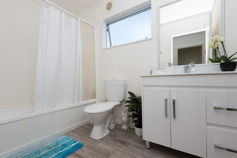 Photo of property in 2/36 Rimu Street, New Lynn, Auckland, 0600