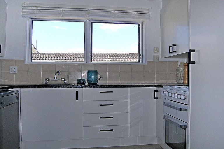 Photo of property in 7c Cheyne Walk, Newlands, Wellington, 6037