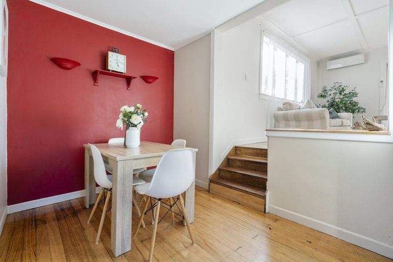 Photo of property in 14 Atkinson Road, Titirangi, Auckland, 0604