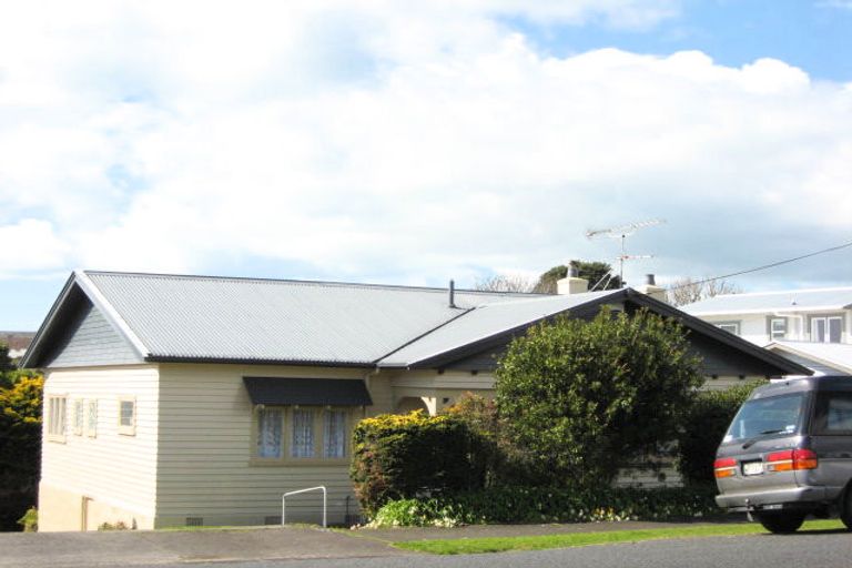 Photo of property in 45 Waiwaka Terrace, Strandon, New Plymouth, 4312