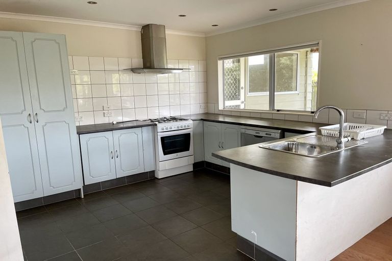 Photo of property in 28 Kiteroa Terrace, Rothesay Bay, Auckland, 0630