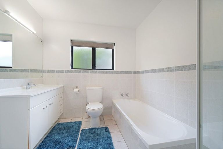 Photo of property in 12 Ginders Drive, Massey, Auckland, 0614