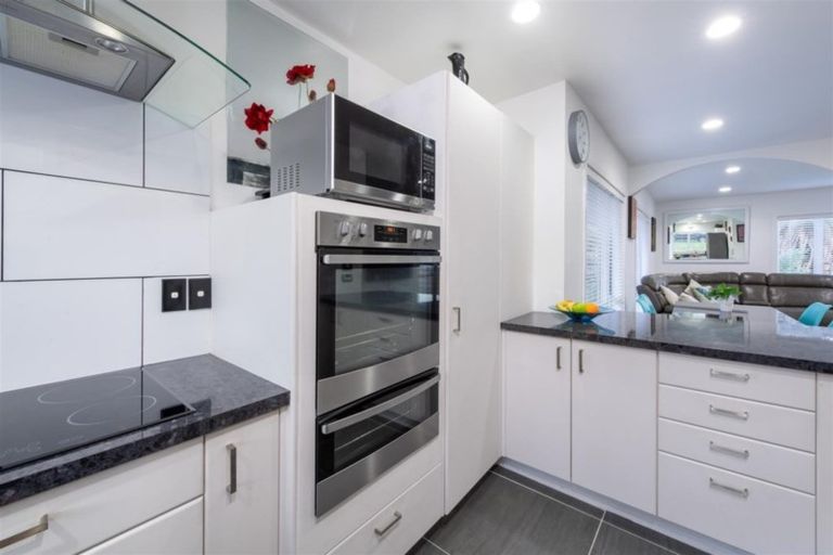 Photo of property in 2/29 Orchard Road, Browns Bay, Auckland, 0630