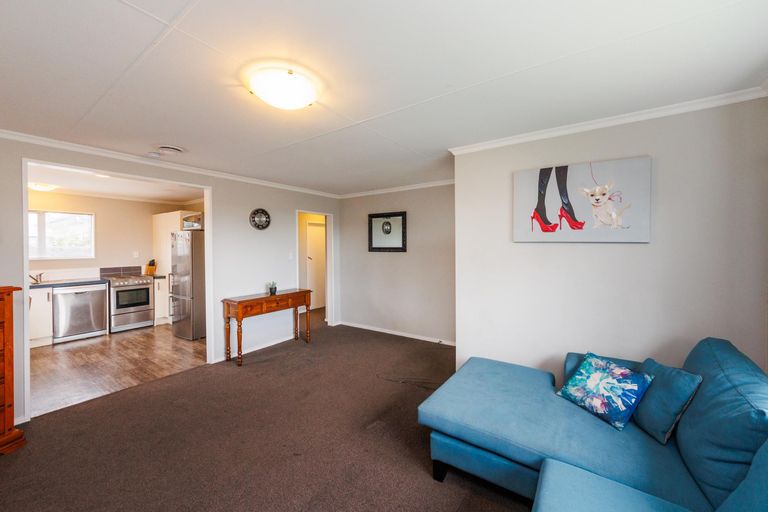 Photo of property in 8 Suzanne Grove, Kelvin Grove, Palmerston North, 4414
