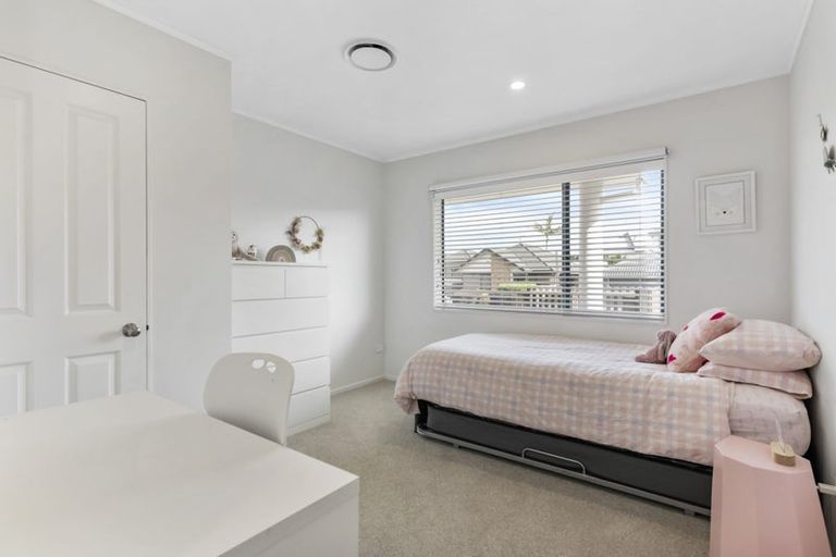 Photo of property in 5 Bridgehead Cove, West Harbour, Auckland, 0618