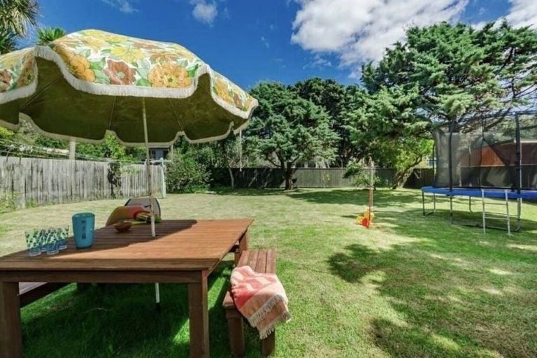 Photo of property in 10 Konini Crescent, Waikanae Beach, Waikanae, 5036