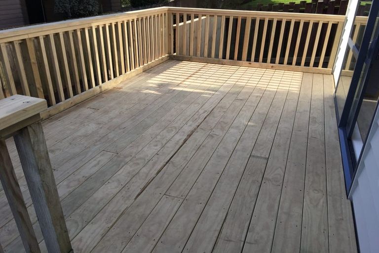 Photo of property in 2/48 Sunset Road, Unsworth Heights, Auckland, 0632