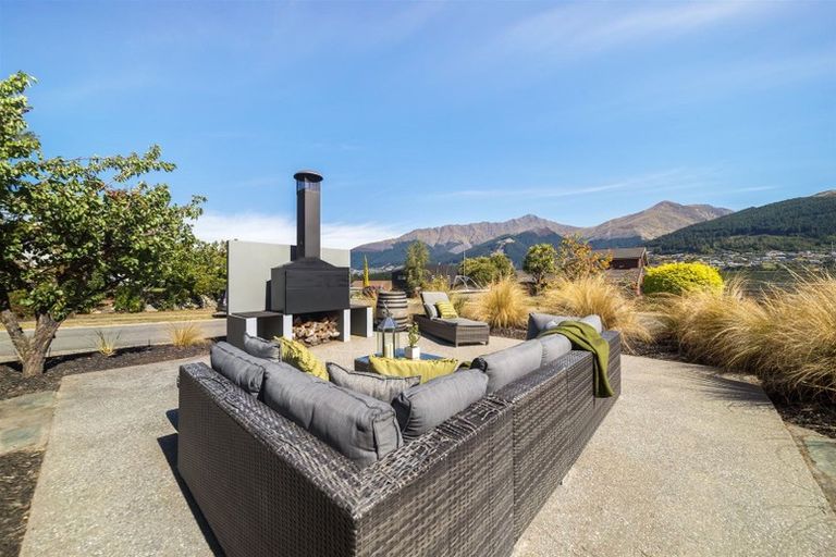 Photo of property in 33 Oregon Drive, Kelvin Heights, Queenstown, 9300