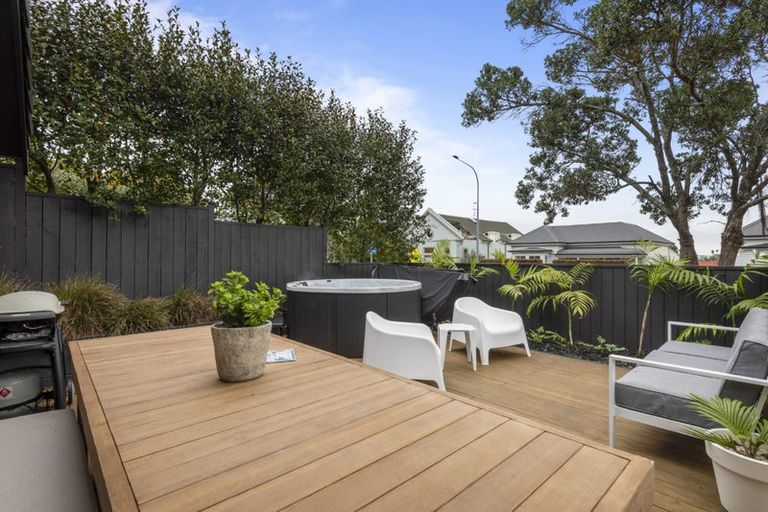 Photo of property in 1/92 Victoria Road, Devonport, Auckland, 0624