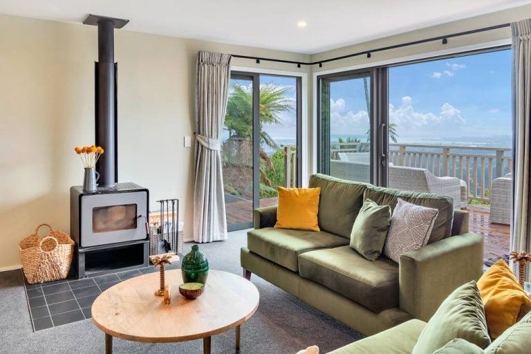 Photo of property in 23 Quinns Road, Waiatarua, Auckland, 0612