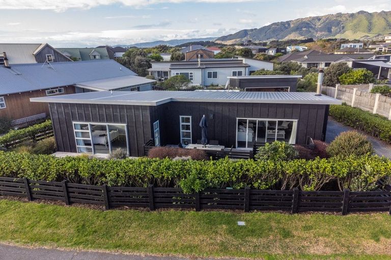 Photo of property in 6 Olliver Grove, Waikanae Beach, Waikanae, 5036