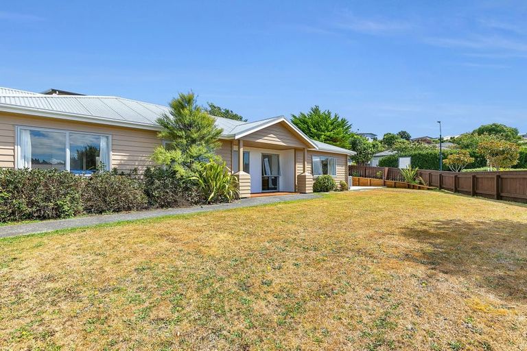 Photo of property in 2 Catlins Glen, Aotea, Porirua, 5024