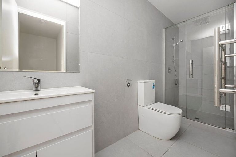 Photo of property in 2/3226 Great North Road, New Lynn, Auckland, 0600