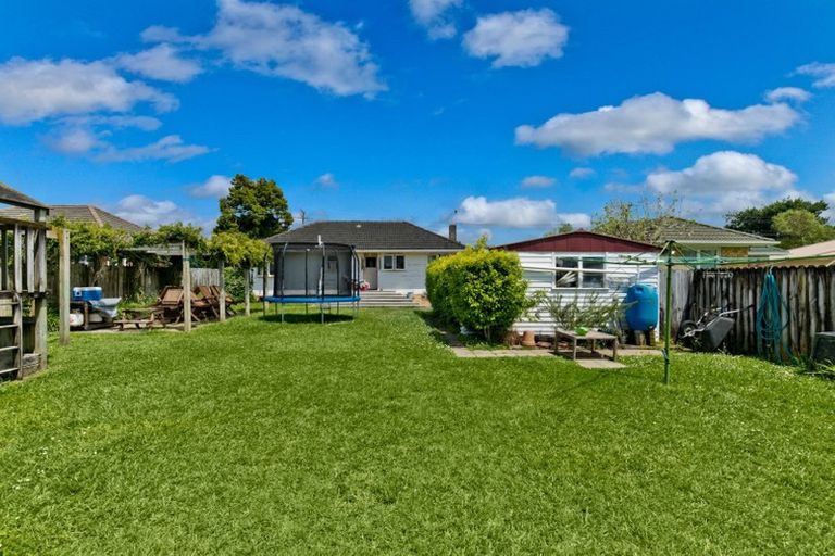 Photo of property in 18 Ward Crescent, Te Atatu Peninsula, Auckland, 0610