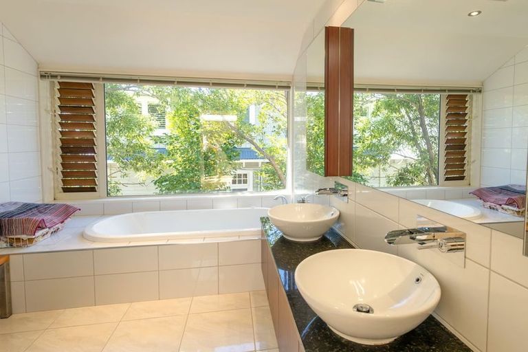 Photo of property in 40 Saint Andrews Square, Strowan, Christchurch, 8052