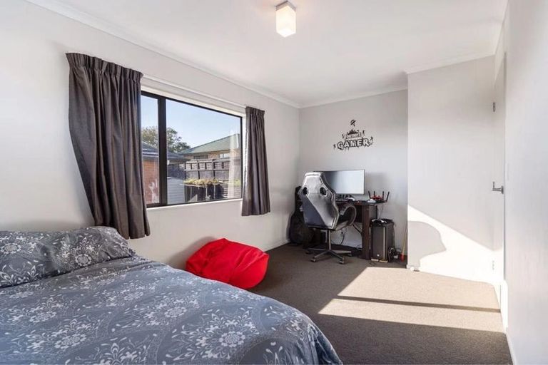 Photo of property in 68 Claverdon Drive, Massey, Auckland, 0614