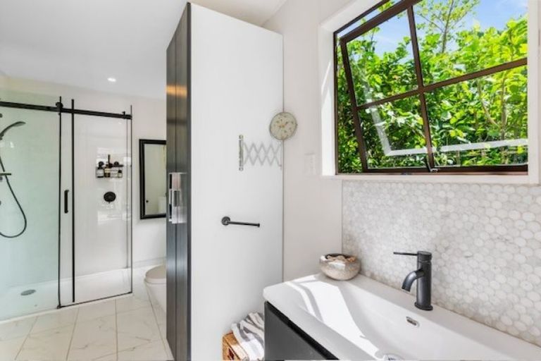 Photo of property in 261 Te Moana Road, Waikanae, 5036