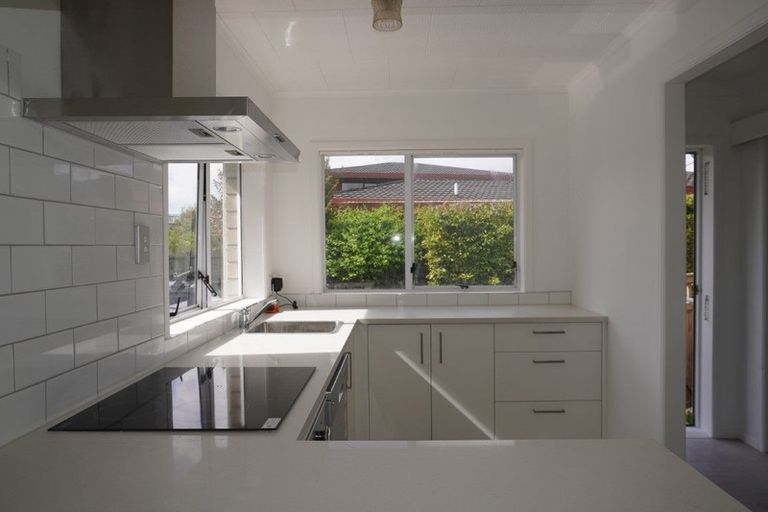 Photo of property in 27 Lyons Avenue, Murrays Bay, Auckland, 0630