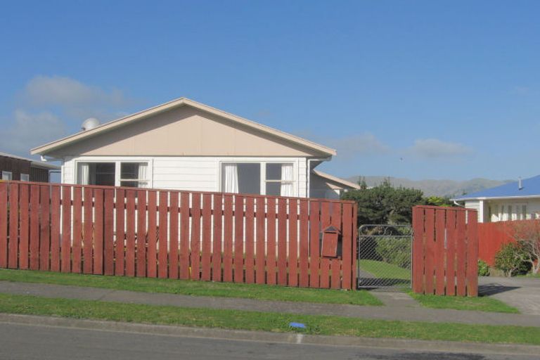 Photo of property in 15 Humphreys Grove, Titahi Bay, Porirua, 5022