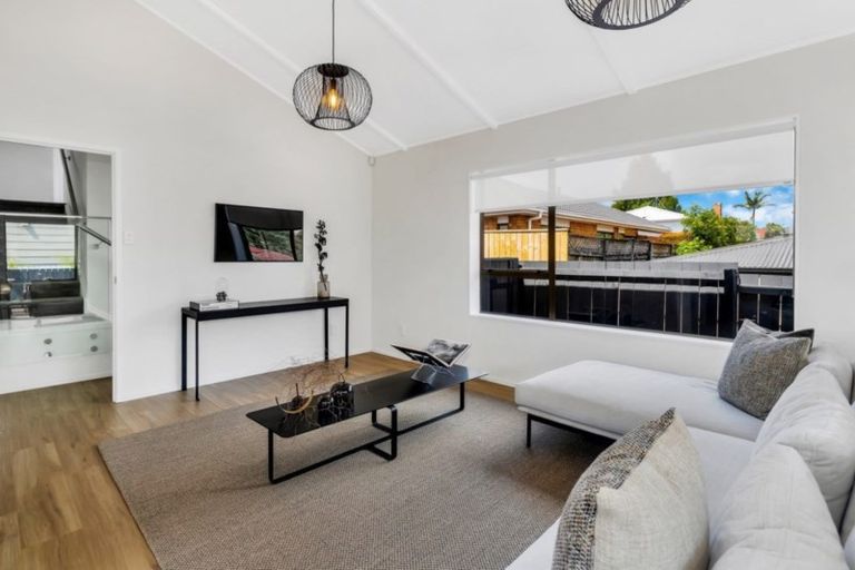 Photo of property in 2/17 Oliver Street, Point Chevalier, Auckland, 1022