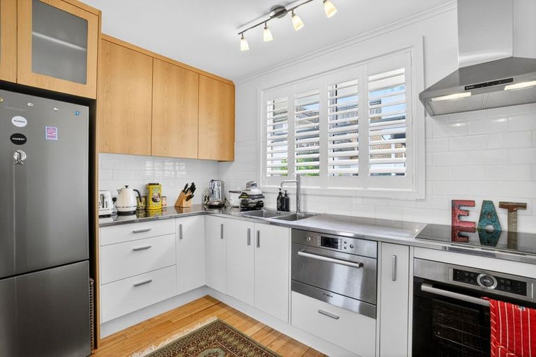 Photo of property in 2/35 Rangitoto Terrace, Milford, Auckland, 0620