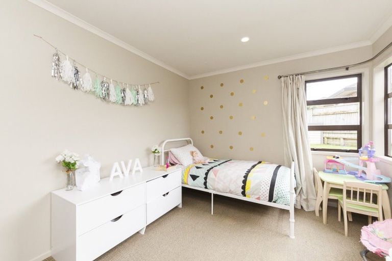 Photo of property in 28 Johnstone Drive, Fitzherbert, Palmerston North, 4410