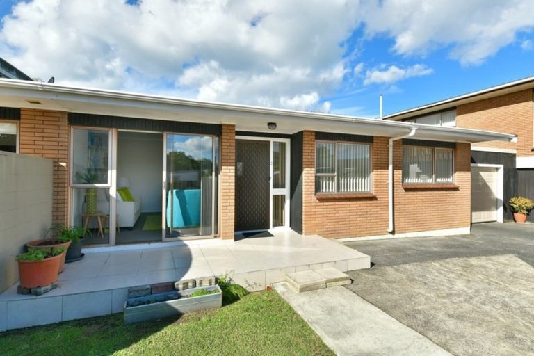 Photo of property in 2/24 Tamariki Avenue, Kelston, Auckland, 0602