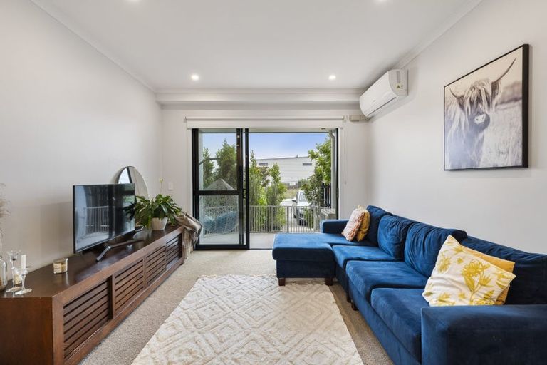 Photo of property in 2/3 Genevieve Lane, Hobsonville, Auckland, 0616