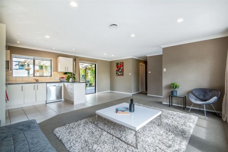 Photo of property in 9 Edgware Road, West Harbour, Auckland, 0618