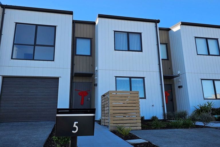 Photo of property in 5 Nga Pona Toru Road, Flat Bush, Auckland, 2019