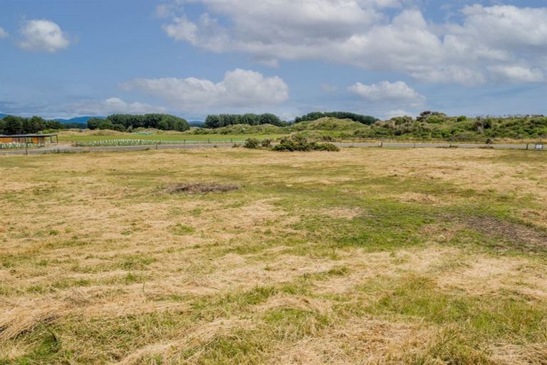 Photo of property in 92 Strathnaver Drive, Waikawa Beach, Manakau, 5573