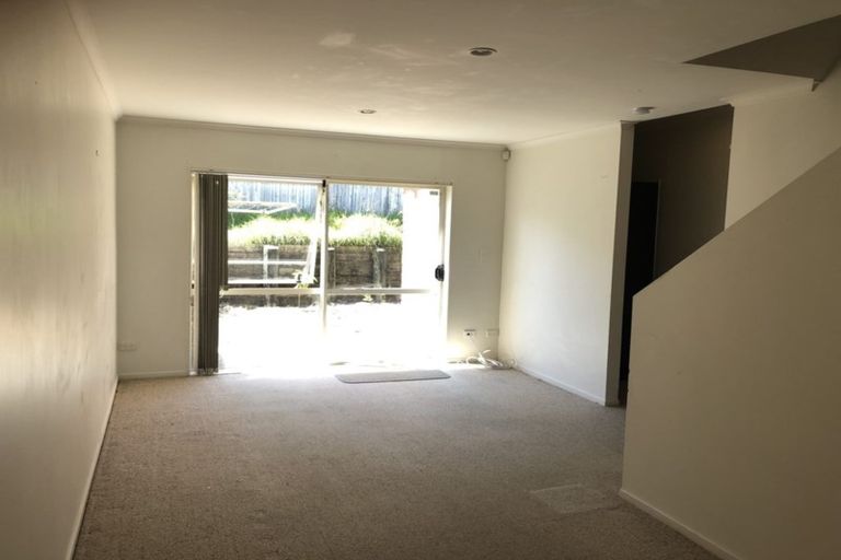 Photo of property in 10 Brashier Circle, Sunnyvale, Auckland, 0612