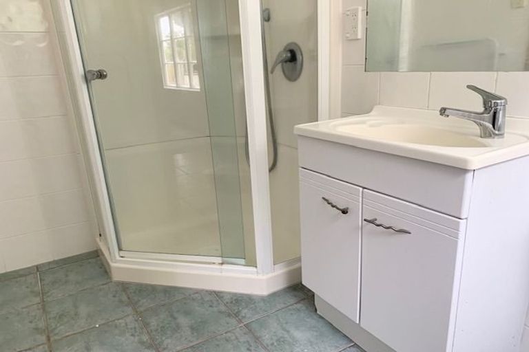 Photo of property in 11 Netherlands Avenue, Kelston, Auckland, 0602