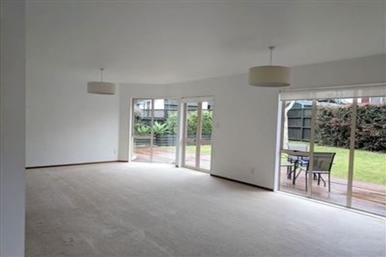 Photo of property in 2/2 East Coast Road, Milford, Auckland, 0620