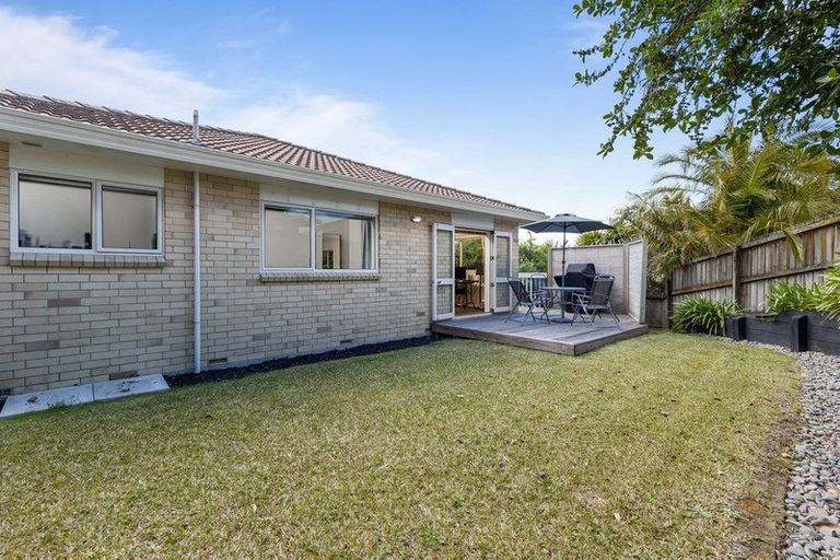 Photo of property in 2/8 Bronzewing Terrace, Unsworth Heights, Auckland, 0632