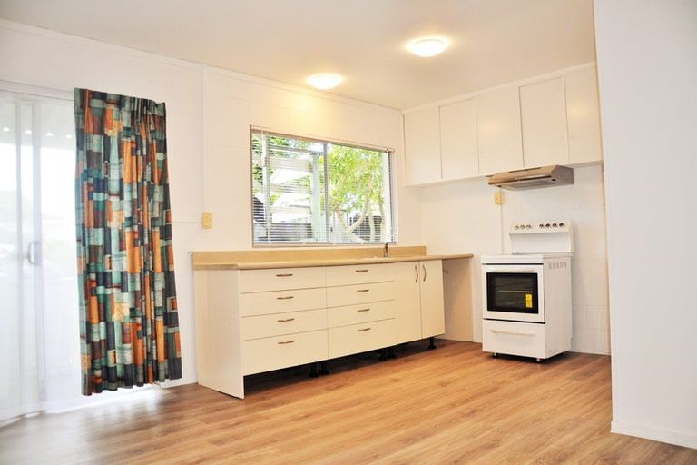 Photo of property in 21 Rosewarne Crescent, Glendene, Auckland, 0602