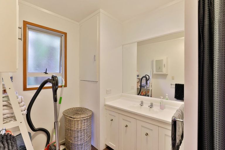 Photo of property in 25 Opou Road, Titirangi, Auckland, 0604