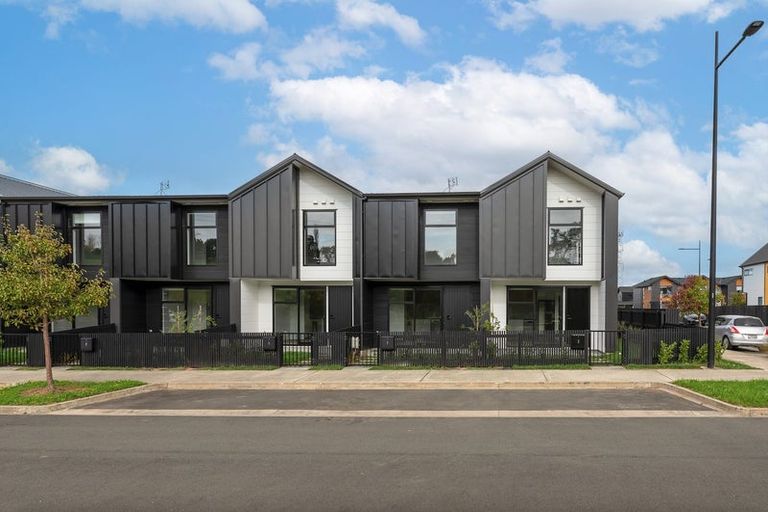 Photo of property in 4 Tuputupu Drive, Kumeu, 0810