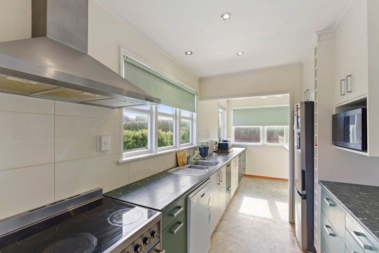 Photo of property in 98 Field Way, Waikanae Beach, Waikanae, 5036