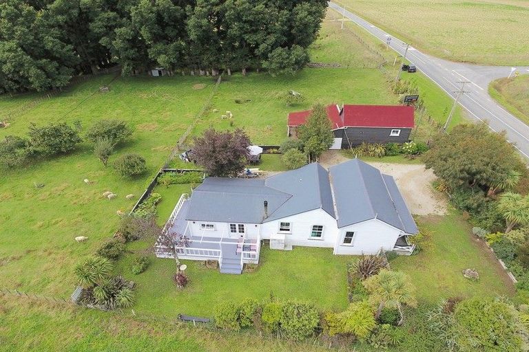 Photo of property in 1033 Masterton Castlepoint Road, Tauweru, Masterton, 5889