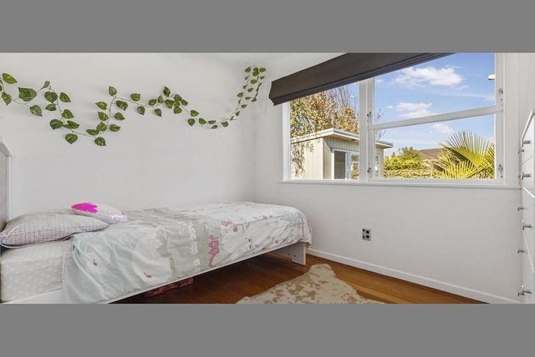 Photo of property in 24 La Rosa Street, Green Bay, Auckland, 0604