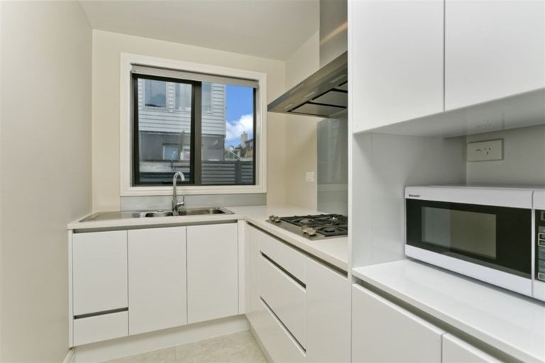 Photo of property in 7a Heathcote Road, Castor Bay, Auckland, 0620