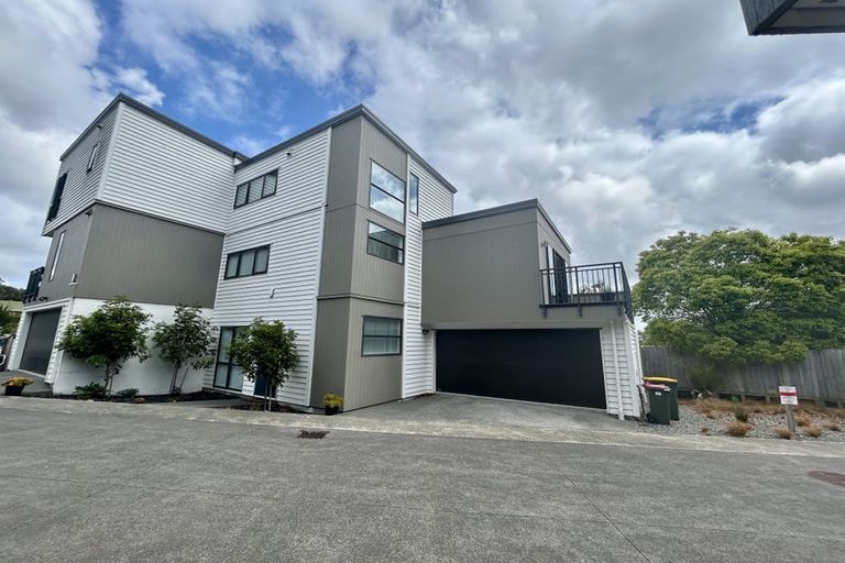 Photo of property in 2/13 Oteha Valley Road, Northcross, Auckland, 0632