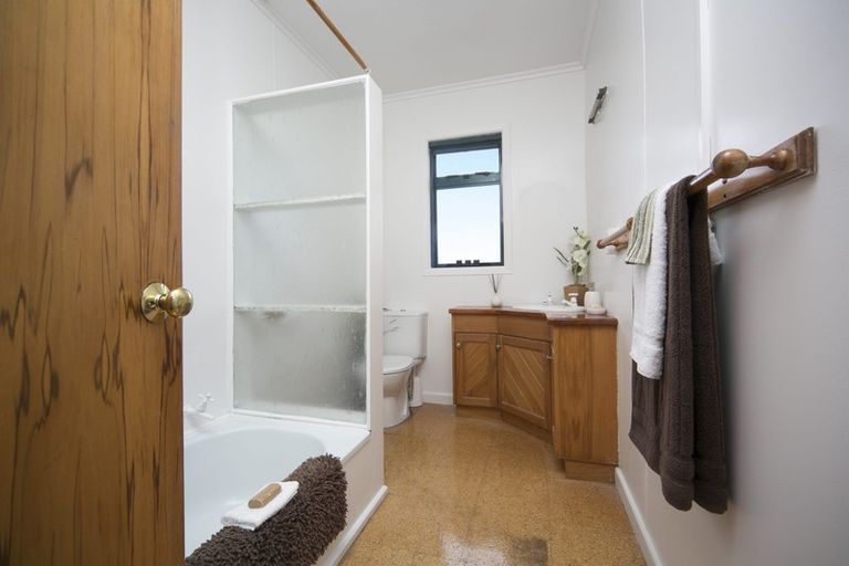 Photo of property in 28 Minnehaha Avenue, Titirangi, Auckland, 0604